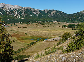 Affaccio sui prati ed il laghetto della Montagnola (Ovindoli) dall&rsquo;imbocco della Valle del Mago.