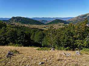 Vista su Monte Faito (sulla sx) e Pizzo d&rsquo;Ovindoli dalla Valle del Mago.