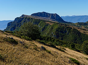 Vista sulla Serra dei Curti e su quella di Celano (sullo sfondo al centro).