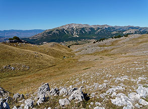Affaccio sulla testata della Valle del Mago, sullo sfondo la Magnola segnata dagli impianti di sci di Ovindoli.