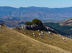 Dai pascolo sommitali di Monte Lungo vista verso la Piana del Fucino.