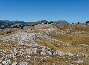 L&rsquo;altopiano carsico sulla cima del Monte Lungo.