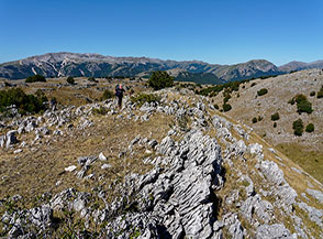 Le caratteristiche roccette fessurate sulla cima di Monte Lungo.