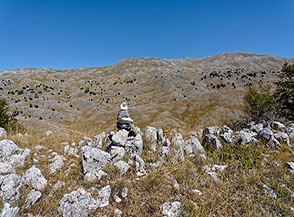 L&rsquo;anonima cima del Monte della Revecena, sullo sfondo il versante occidentale del Sirente.