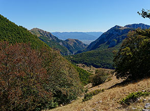 A mezza costa nel Vallone dei Puzzilli vista verso le Gole di Celano.