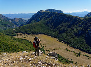 Sul traverso del sentiero 13D: meraviglioso balcone sulla Val d&rsquo;Arano.