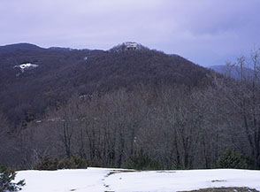 La Cappelletta vista dalla cima di Monte Macchia di Mezzo.