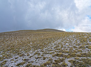 Sulla brulla e lunga Cresta Sud del Monte Macellaro la meta sembra non arrivare mai.
