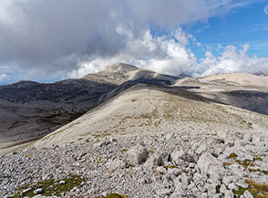 Dalla cima del Monte Macellaro vista verso settentrione con il Monte Amaro sullo sfondo.