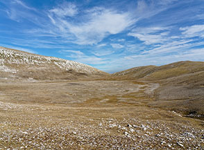 Visione d&rsquo;insieme della grande piano carsico che prende il nome di Fondo di Femmina Morta.