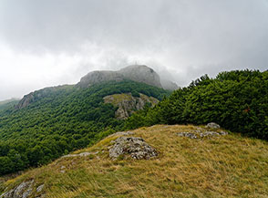 Tra le nuvole s&rsquo;intravede la Punta Sud-Ovest del Monte Maggiorasca.