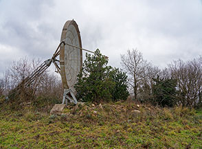 Cima di Monte Maggiore (una delle enormi parobole della ex base NATO).