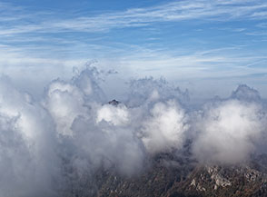 Pizzo San Michele, la nostra meta finale, emerge tra le nubi.