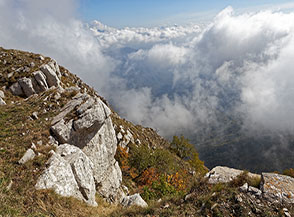 Orizzonte di nuvole dalla cima del Monte Mai.