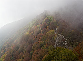 Nuvole offuscano le Serre del Torrione.