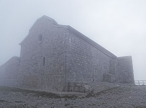 Il Santuario di Pizzo San Michele nella nebbia.