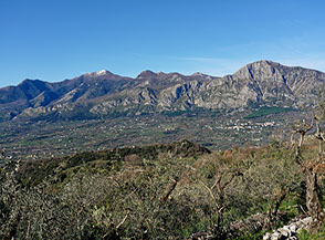 All&rsquo;inizio della salita da Coreno Ausonio vista sulla dorsale principale dei Monti Aurunci con la cima del Monte Petrella spruzzata di neve.