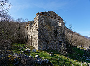 Il caseggiato in pietra di contrada M&agrave;tthia, teatro la notte del 12/04/1944 dell&rsquo;uccisione di alcuni civili da parte dei soldati tedeschi.