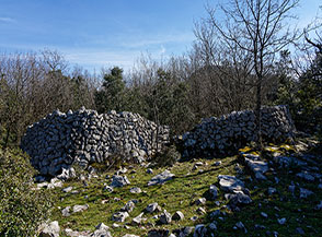 Ruderi di una mannera (ricovero e recinto in muratura a secco utilizzati un tempo dai pastori nel periodo estivo) lungo la Cresta Nord-Ovest del Monte Maio.