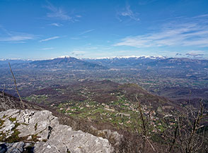 Da una terrazza lungo la Cresta Nord-Ovest del Monte Maio panorama verso l&rsquo;interno, il primo monte imbiancato &egrave; il Cairo mentre all&rsquo;orizzonte si trovano i Monti della Meta.