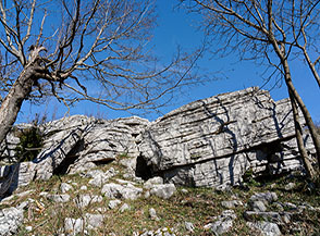 Caratteristici massi di calcacare sulla Cresta Nord-Ovest del Monte Maio.