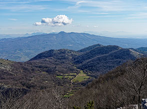 I verdi campi di Vallaurea ripresi dalla cima del Monte Maio.