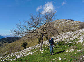 Lungo il sentiero con alle spalle la Cresta Sud-Est del Monte Maio.