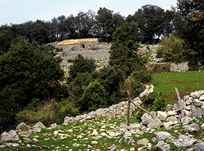 Caratteristica mannera (ricovero per i pastori ed il bestiame) alle Chianare, sotto Monte Maio.