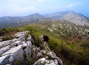 I grandi lastroni di roccia che si scoprono sul filo della Cresta Nord-Ovest del Monte Maio.