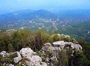 Scorcio lungo la Cresta Nord-Ovest del Monte Maio, con vista sul paese di Vallemaio.