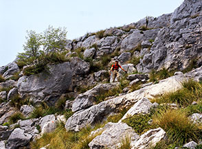 La rampa di roccia che s&rsquo;incontra lungo il sentiero della Cresta Sud-Est del Monte Maio.