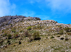 Ai piedi della Cresta Sud-Est del Monte Maio.