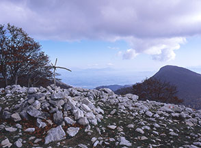 Cima del Malaina, in secondo piano in ombra il Monte Gemma.