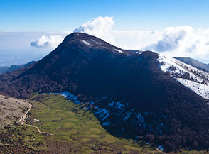 Vista su Pian della Croce circoscritto dalla boscosa cresta dei Monti Salerio e Gemma.