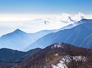Tra la foschia all&rsquo;orizzonte il Promontorio del Circeo segna il confine fra terra e mare (dalla cima del Monte Malaina).