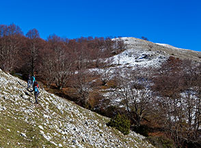 In cammino lungo la Cresta Ovest del Monte Salerio.
