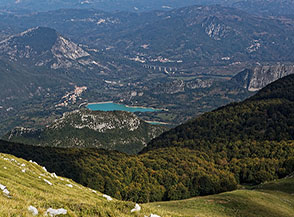Il Lago di Castel San Vincenzo ripreso durante la salita sul Monte Ferruccia.