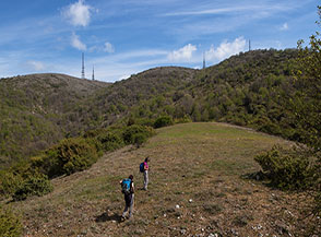 Sulla Cresta Sud-Ovest del Monte Martano verso la cima interessata da grandi antenne.
