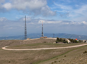 Scorcio sulla piatta sommit&agrave; del Monte Martano, dove oltre alle antenne si trova un gruppetto di case.