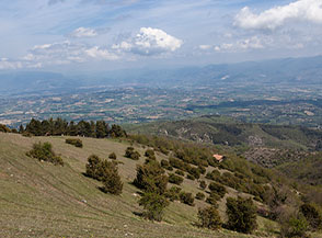Vista verso nord-est in direzione di Foligno dalla cima di Monte Martano.