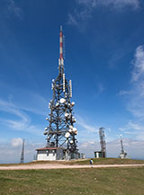 Una delle grandi antenne di telecomunicazione che si trovano sulla cima del Martano.