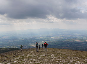 Sul crinale prativo di Piangrande lungo la via di discesa.