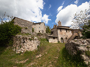All&rsquo;ingresso del piccolo borgo abbandonato di Zampani, alle pendici di Monte Martano.