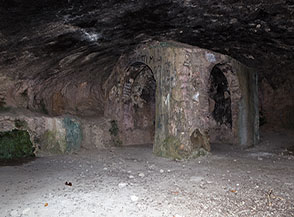 Interno grotta all&rsquo;Eremo di San Leonardo.