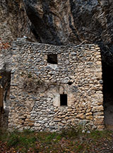 Eremo di San Leonardo, ai piedi di una falesia del Fosso di Galatina.
