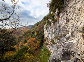 Scorcio della bella falesia rocciosa sulla cui parete si apre l&rsquo;Eremo-grotta di San Michele (Fosso di Galatina).