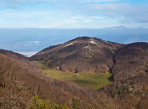 Affaccio sui prati di Poggio Perugino alla testata di Valle Gemini.