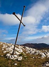 La croce ...sbilenca in cima al Pizzuto.