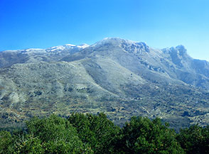 Dalla Fontana Acquaviva panorama verso Monte Petrella (con la neve), Monte Altino e Punta del Redentore (estrema dx).