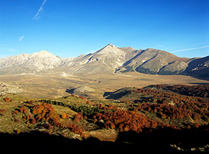 Il settore orientale di Campo Imperatore con i monti Camicia e Prena di sfondo, ripreso dalla cresta di Monte Meta.